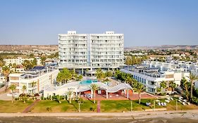 Radisson Blu Larnaca Beach 5*